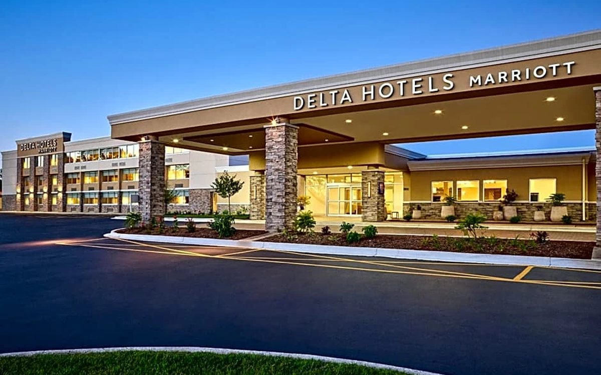 Delta Hotels by Marriott Chicago Willowbrook, exterior entrance at dusk